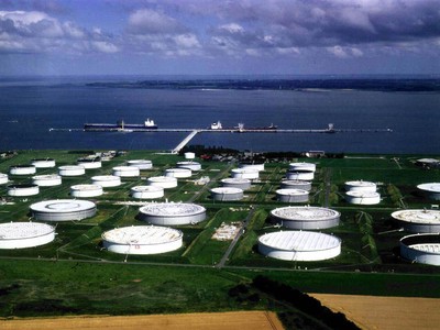 Giá dầu lập tiếp kỷ lục do dòng chảy thương mại bị gián đoạn